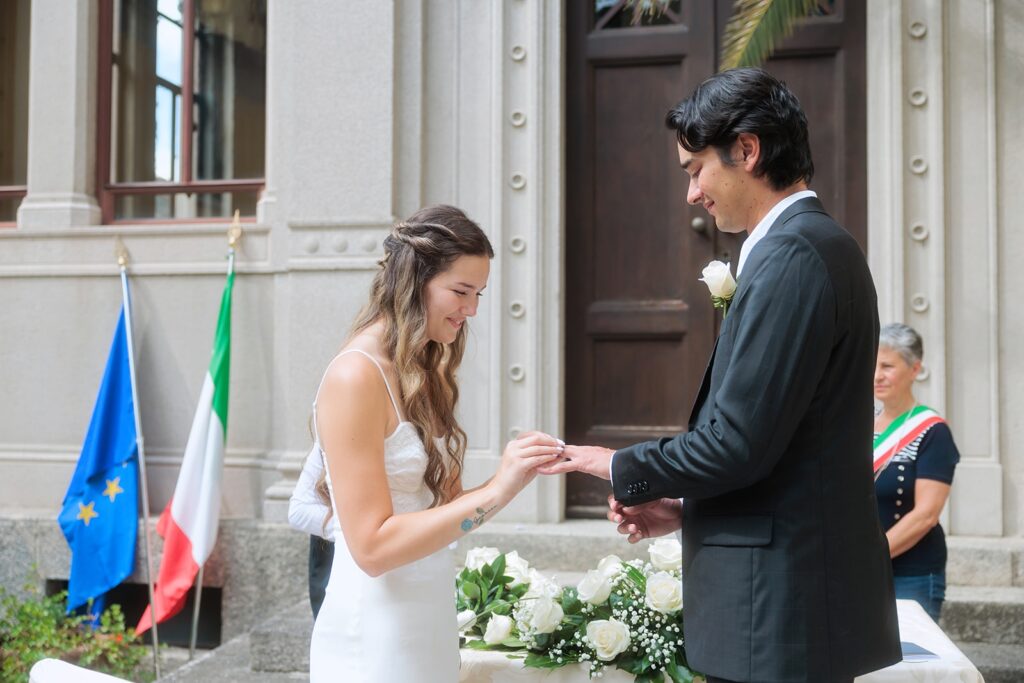 Eloping in Bellagio Lake Como rings exchange